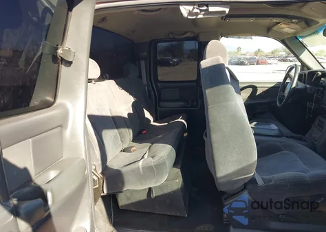 2001 Chevrolet Silverado 1500 Ls z USA, uszkodzony, nr VIN 2GCEC19T111355166